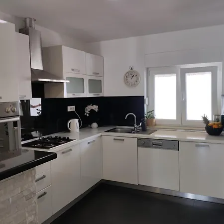 Lägenhet Petra 2 Bedroom Čilipi